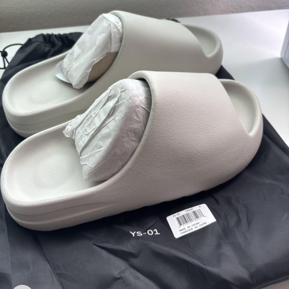 Cream yeezy slides - Picture 3 of 3